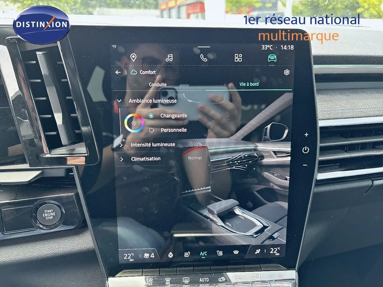 Vue intérieure du tableau de bord du Renault Austral 2024, écran tactile central avec commandes climatisation et finition noire élégante.