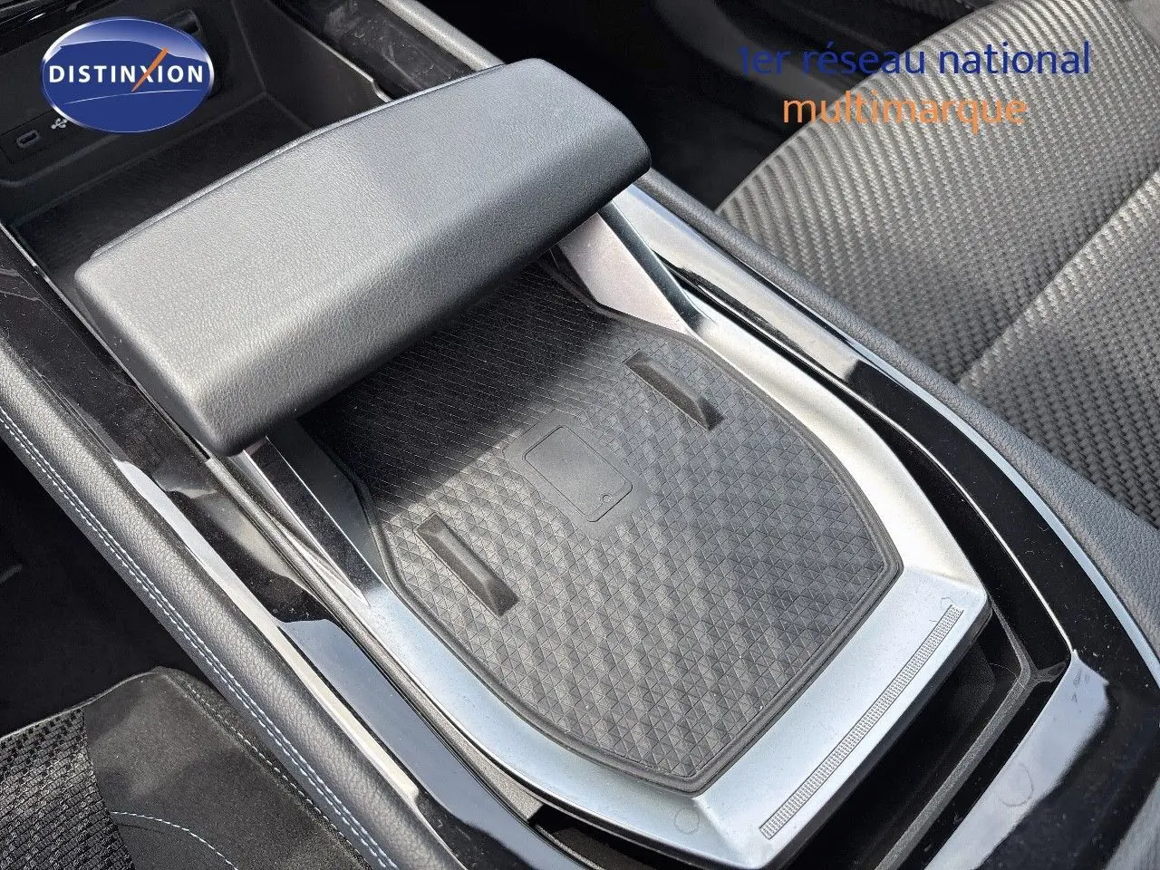 Détail de la console centrale avec accoudoir et surface de recharge sans fil du Renault Austral 2024 finition Iconic.