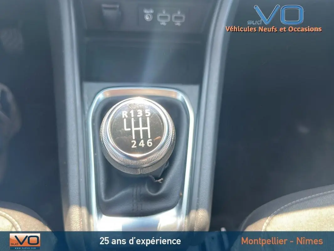 Le levier de vitesses manuel en gros plan dans le Renault Captur gris TCe 90 Business de 2022.