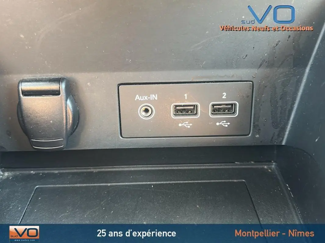 Prise auxiliaire et deux ports USB intégrés dans la console centrale du Renault Captur gris TCe 90 Business 2022.