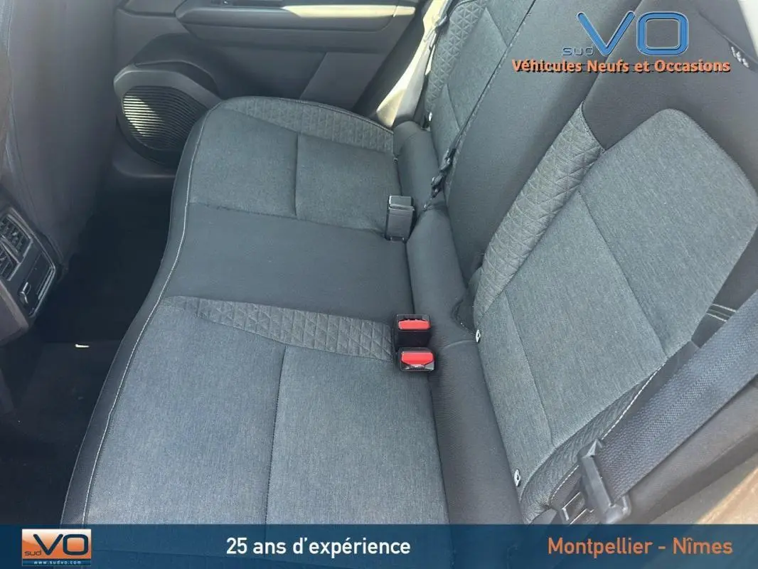 Vue rapprochée des sièges arrière gris du Renault Captur TCe 90 Business 2022, avec ceintures et fixations ISOFIX visibles.