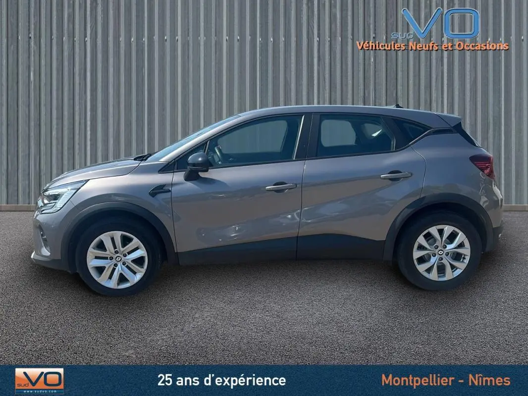 Profil côté gauche d'un Renault Captur gris 2022 TCe 90 Business avec jantes alliage et lignes modernes.