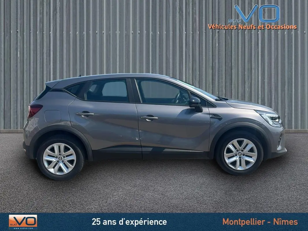 Profil côté gauche d'un Renault Captur gris 2022 TCe 90 Business, avec jantes alliage et lignes modernes.