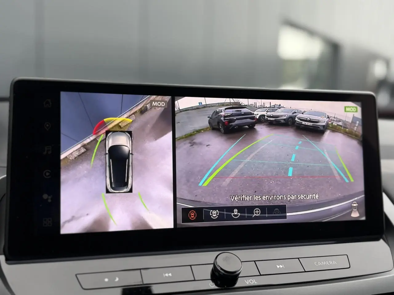 Écran intérieur du Nissan Qashqai 2024 montrant la caméra de recul et la vue 360° en mode stationnement.
