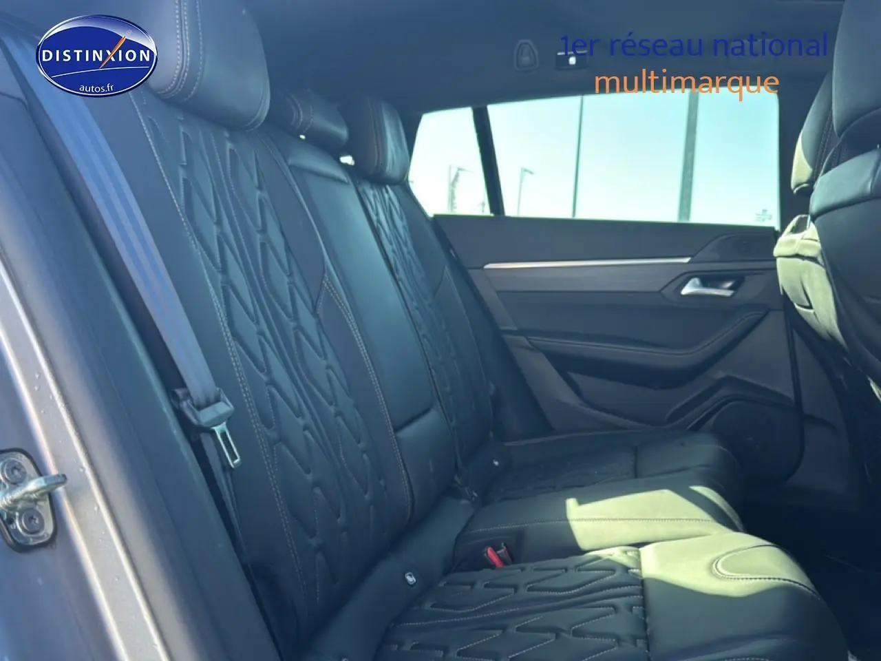 Vue latérale intérieure montrant les sièges arrière en cuir noir avec surpiqûres du Peugeot 508 SW Hybrid 225 gris artense.