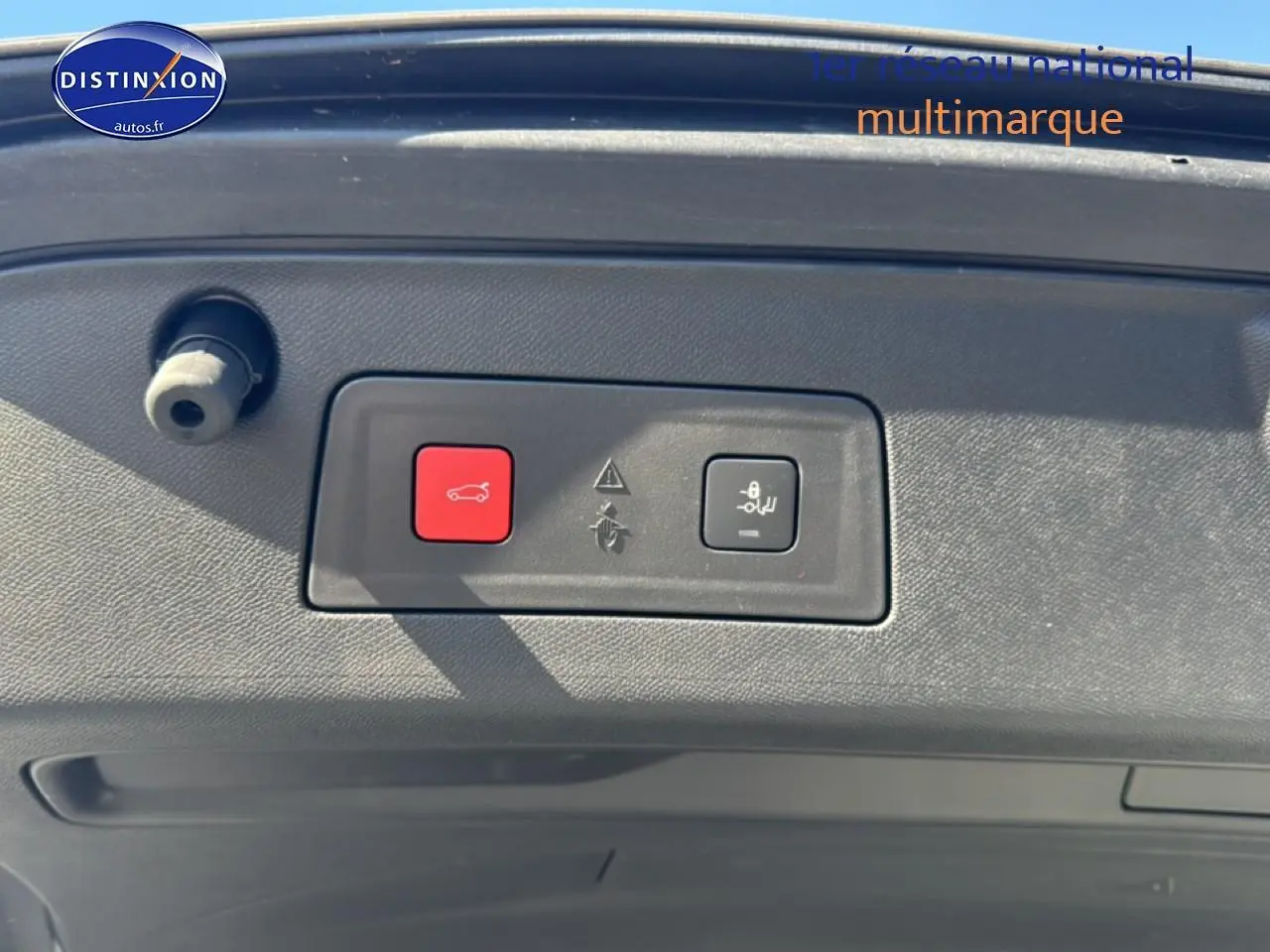 Gros plan sur les boutons d'ouverture et de fermeture électrique du hayon d'une Peugeot 508 SW gris Artense.