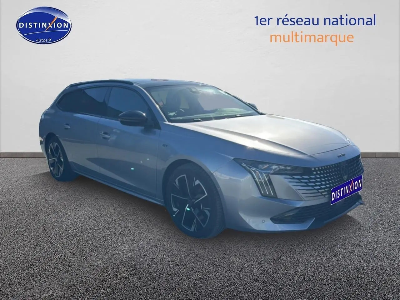 Peugeot 508 SW Hybrid gris artense en 3/4 avant droit avec calandre chromée et jantes alu noires.