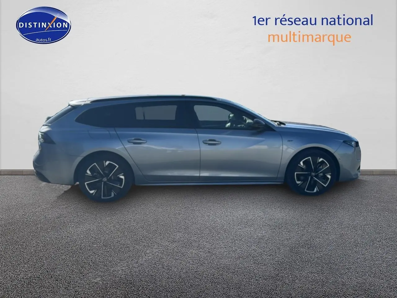 Peugeot 508 SW Hybrid gris artense vue de profil côté gauche, jantes alliage et vitres teintées visibles.