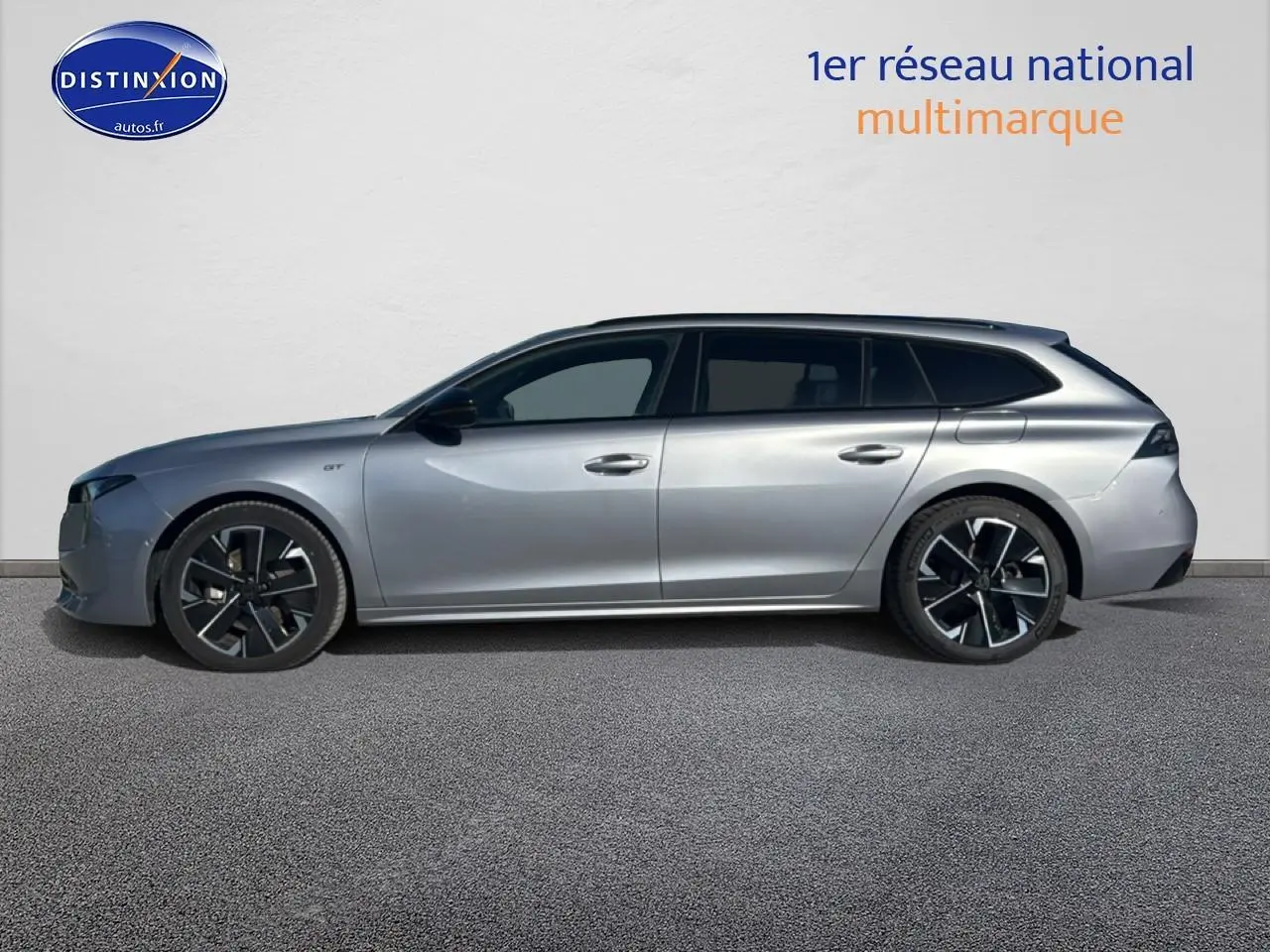 Profil latéral droit d'une Peugeot 508 SW Hybrid 225 GT gris Artense avec jantes alliage noires et toit ouvrant.
