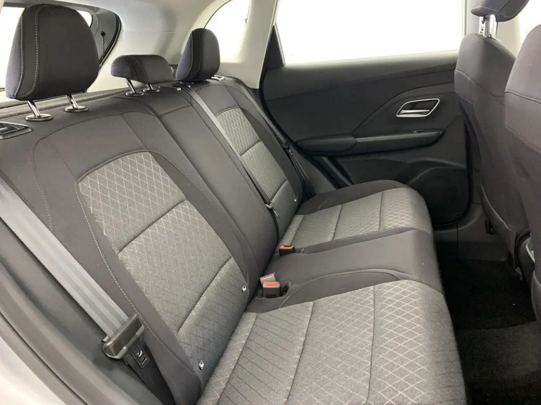 Vue intérieure de la banquette arrière du MG ZS 1.5 L HYBRID+ 197CH 2026, sièges tissu gris à motifs losanges.