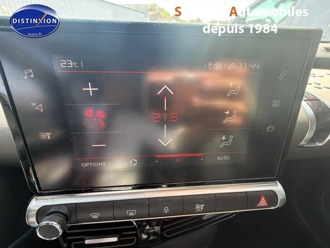 Écran tactile central de la Citroën C4 Cactus 2020 affichant la climatisation, vue intérieure rapprochée.