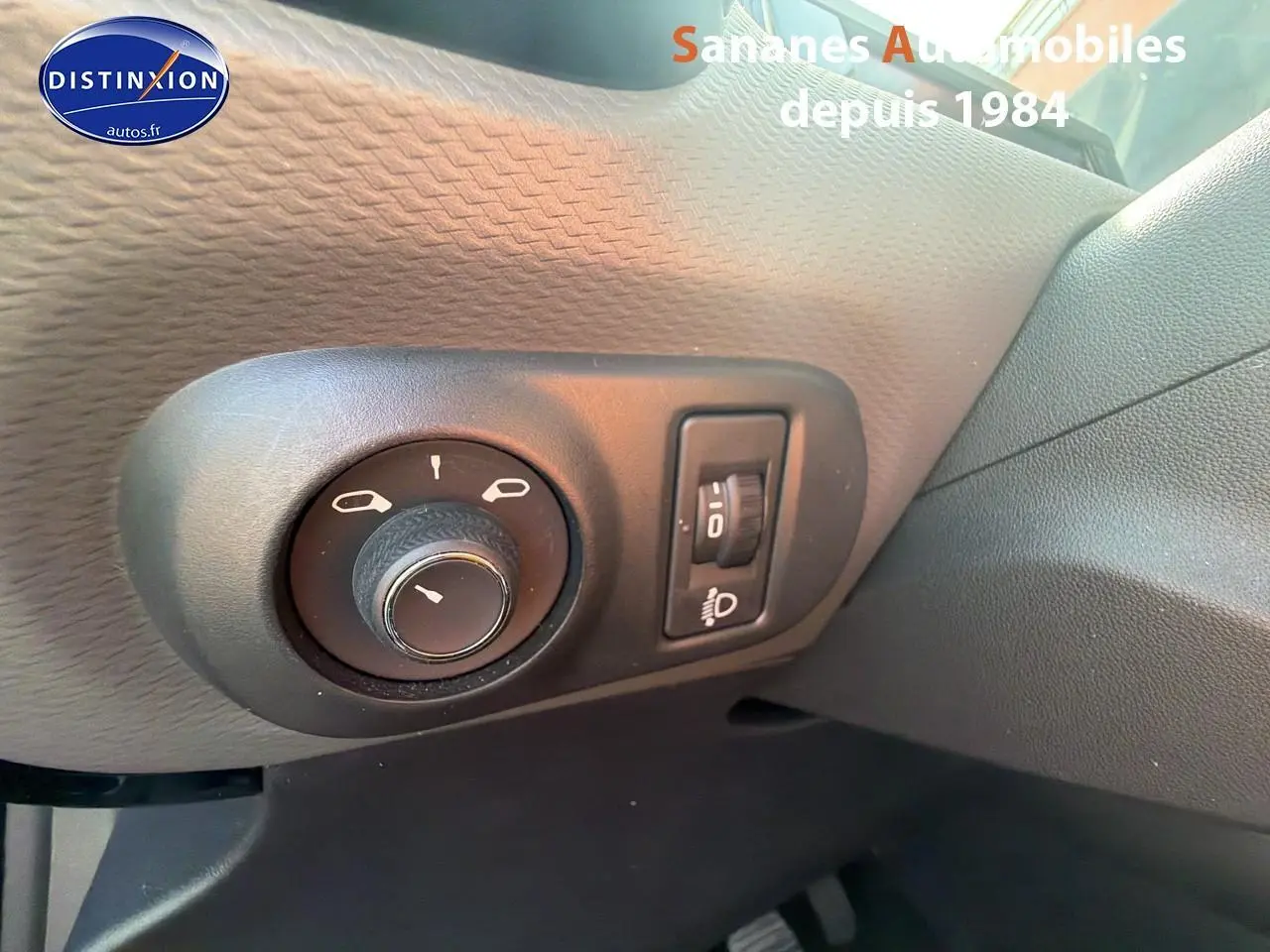 Gros plan sur les commandes d’éclairage et réglage des phares côté gauche de la planche de bord du Citroën C4 Cactus.