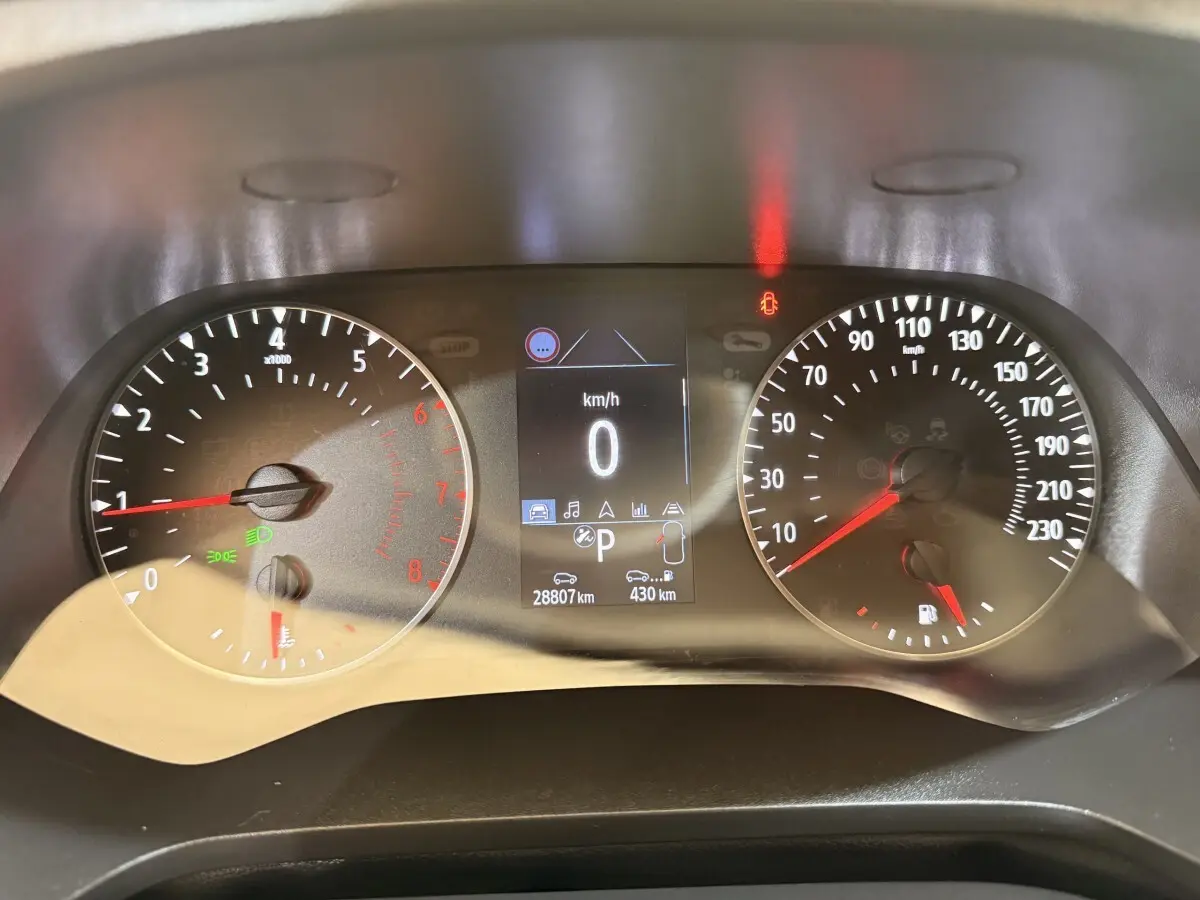 Vue rapprochée du combiné d'instruments numérique du Renault Captur 2021, affichant vitesse, régime et alertes.