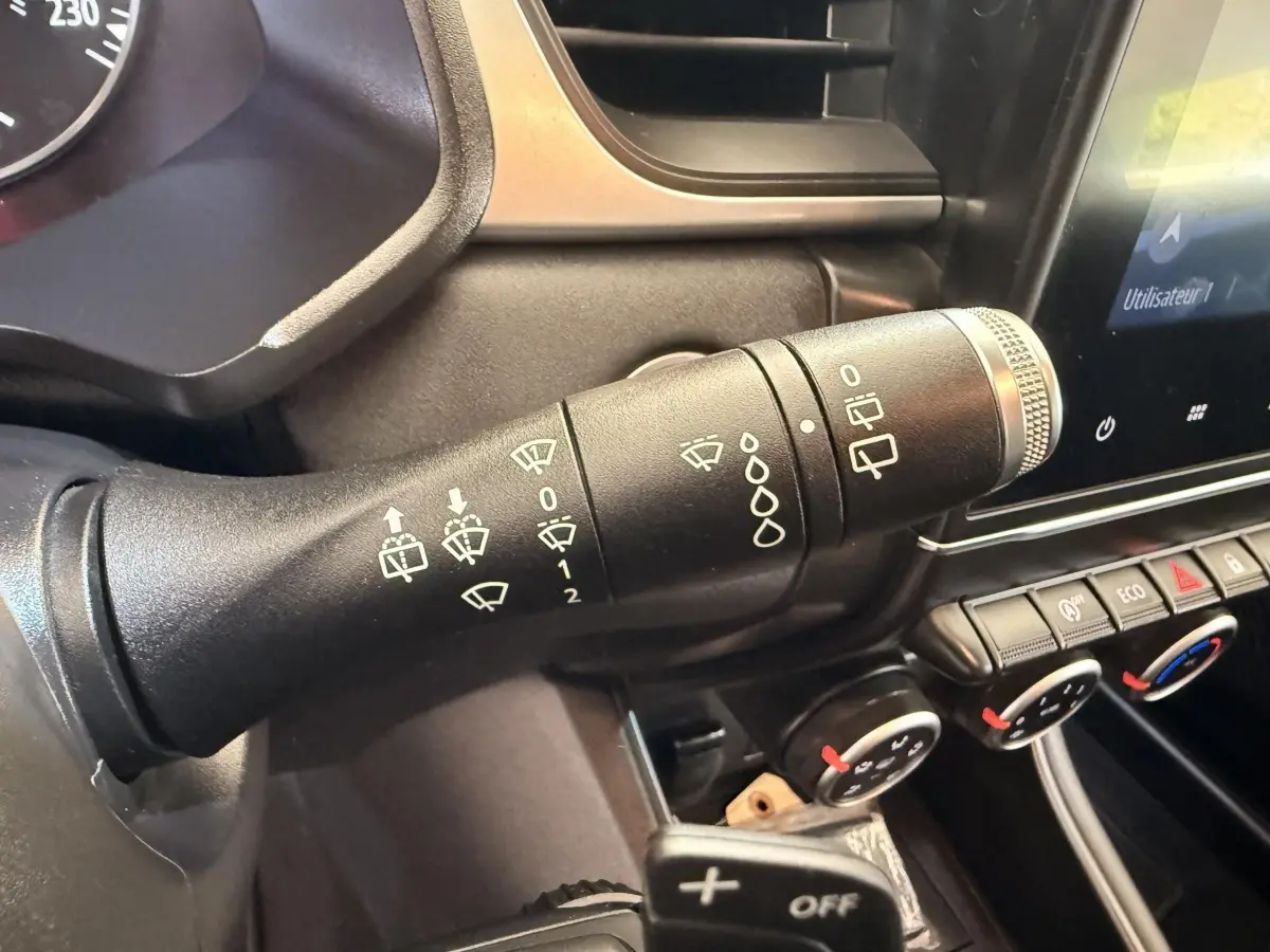 Gros plan sur la commande d’essuie-glace côté gauche du tableau de bord du Renault Captur blanc 2021.