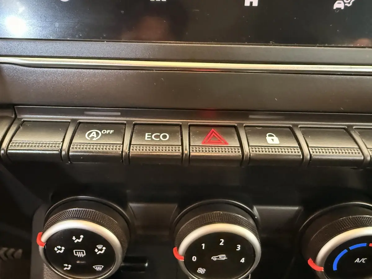 Gros plan sur les commandes de climatisation et boutons de fonction du tableau de bord du Renault Captur blanc 2021.