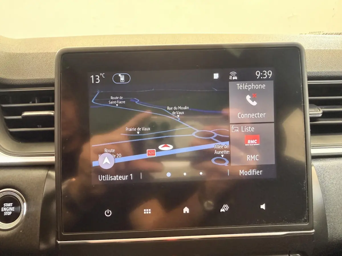 Écran tactile central du tableau de bord du Renault Captur Business, affichant la navigation et les options téléphone.