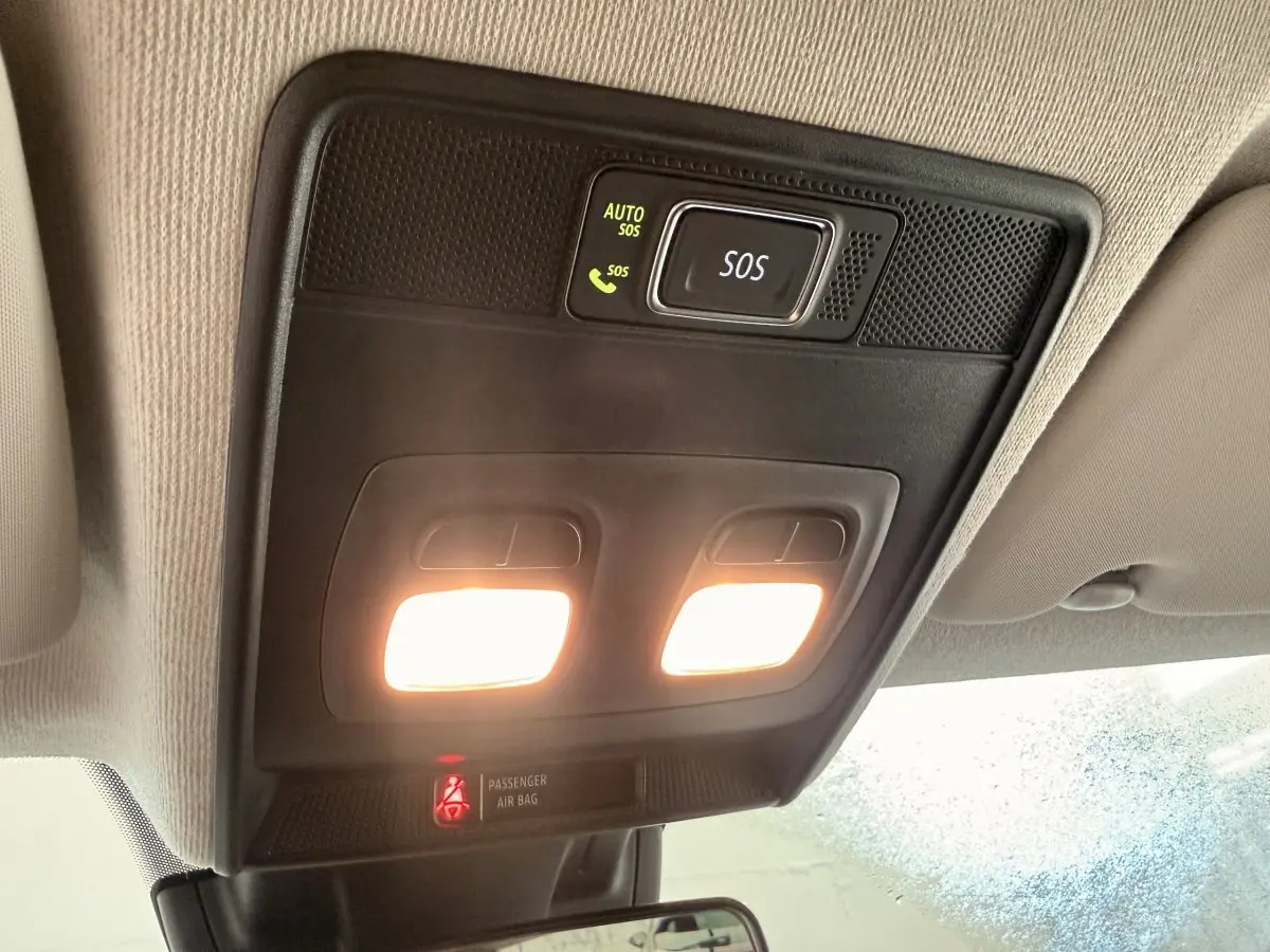 Plafonnier intérieur avec éclairage et bouton SOS du Renault Captur Business blanc, vue en contre-plongée vers l'avant.