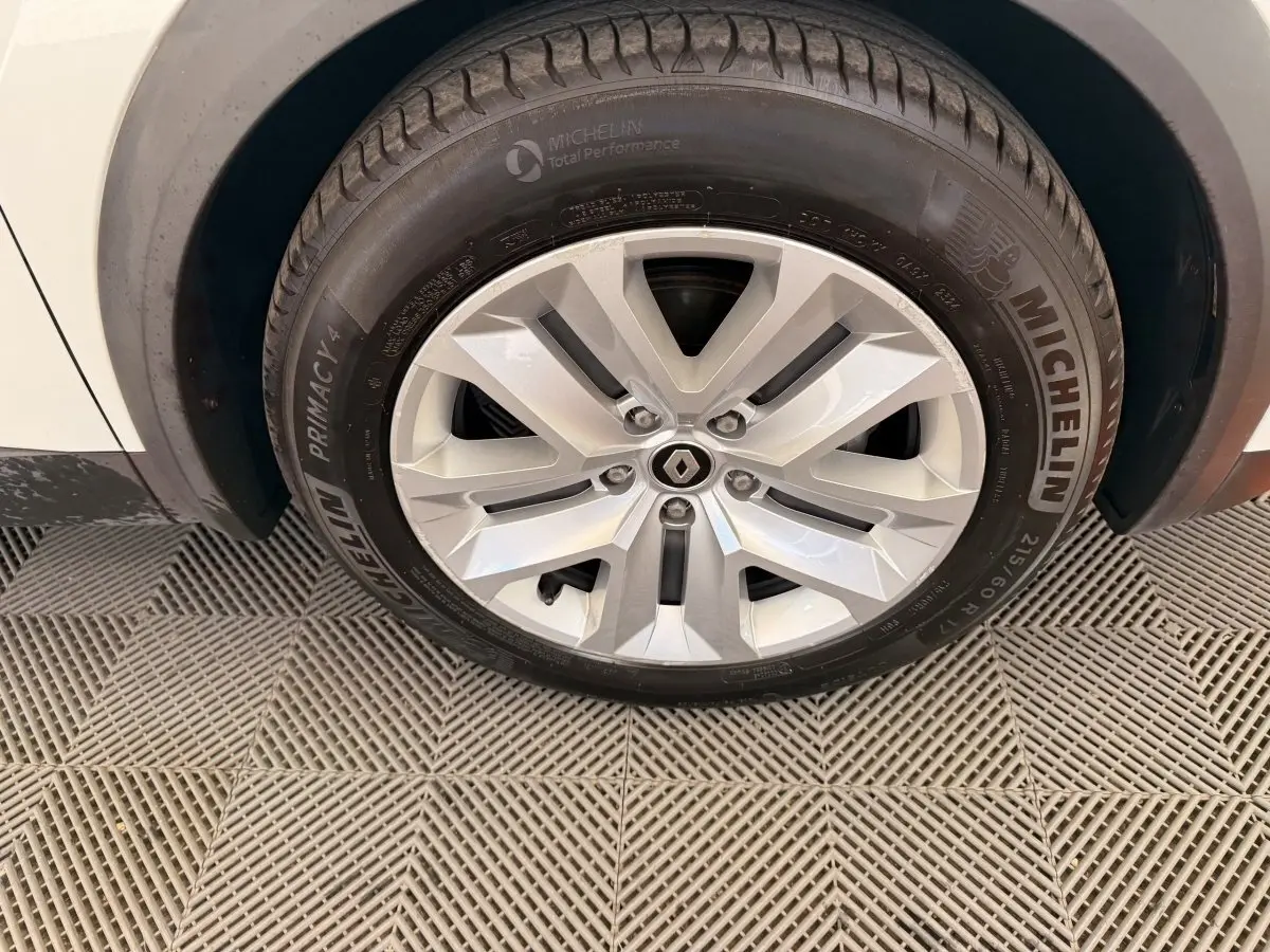 Gros plan sur la roue avant droite blanche d’un Renault Captur 2021 avec jante alliage et pneu Michelin.