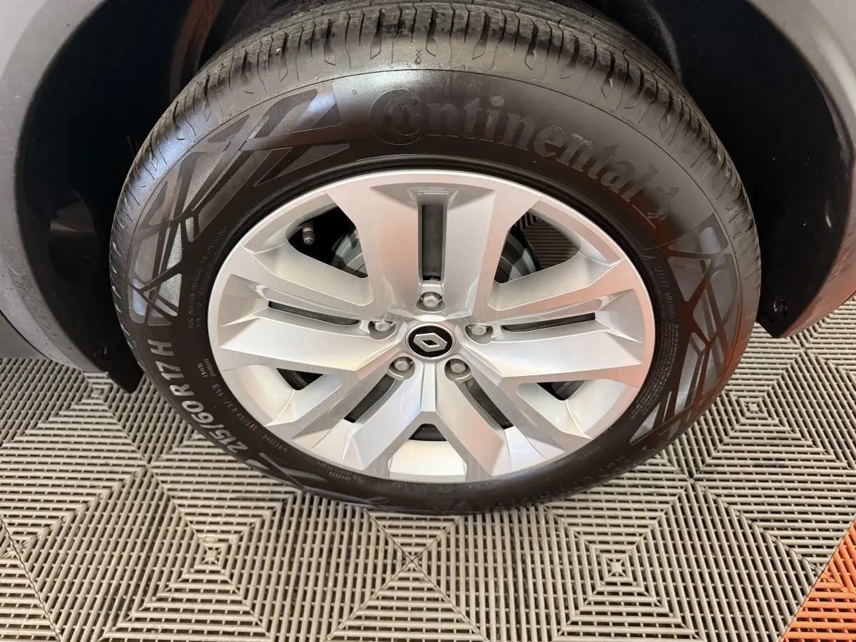 Gros plan sur la roue avant droite du Renault Captur blanc avec jante alliage et pneu Continental.