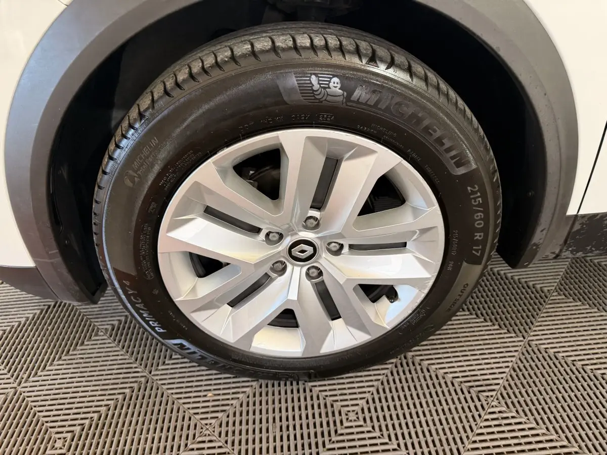 Gros plan sur la roue avant droite blanche du Renault Captur 2021 avec jante alliage et pneu Michelin.