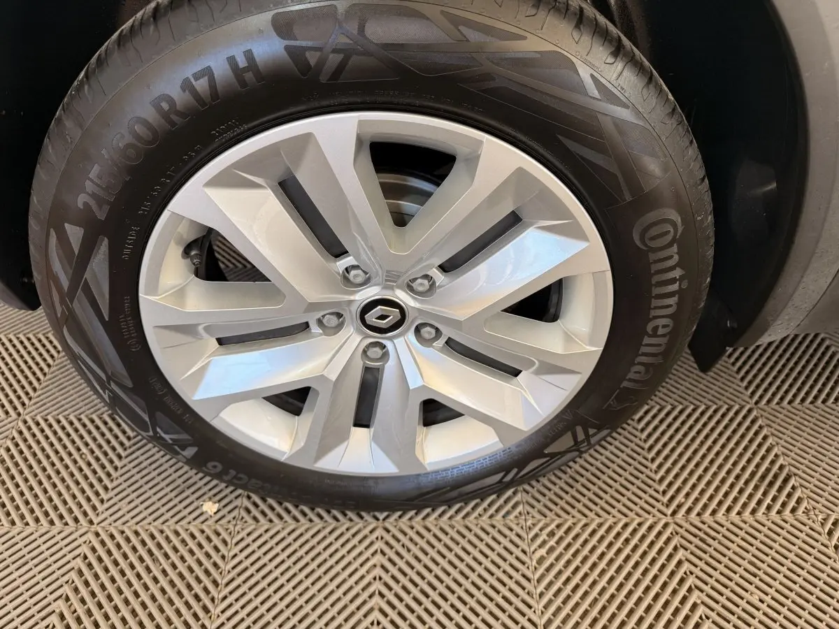 Gros plan sur la roue avant droite du Renault Captur blanc avec jante alliage et pneu Continental.