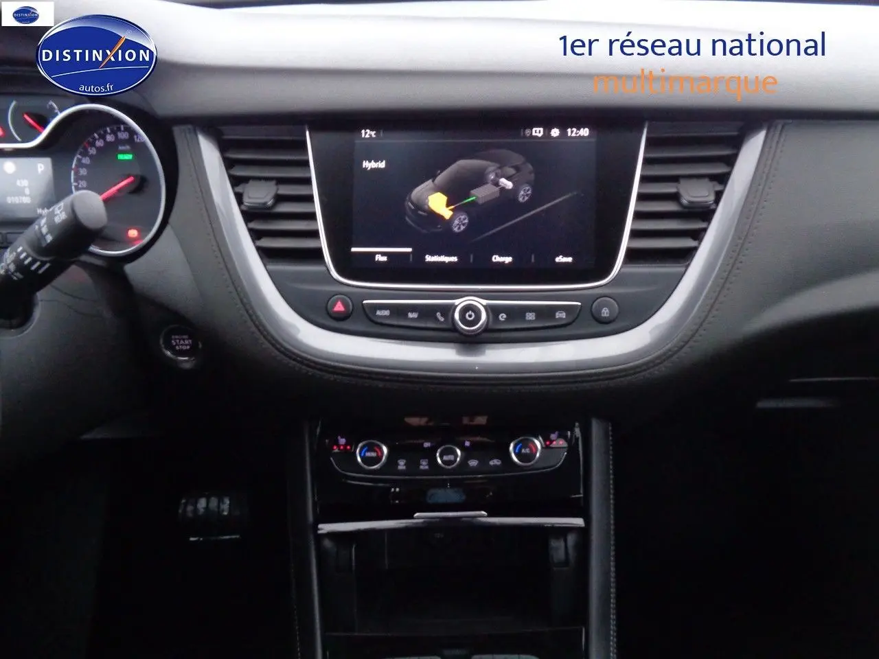 Intérieur noir de l'Opel Grandland X 1.6 Hybrid Turbo 300, tableau de bord avec écran tactile affichant le mode hybride.