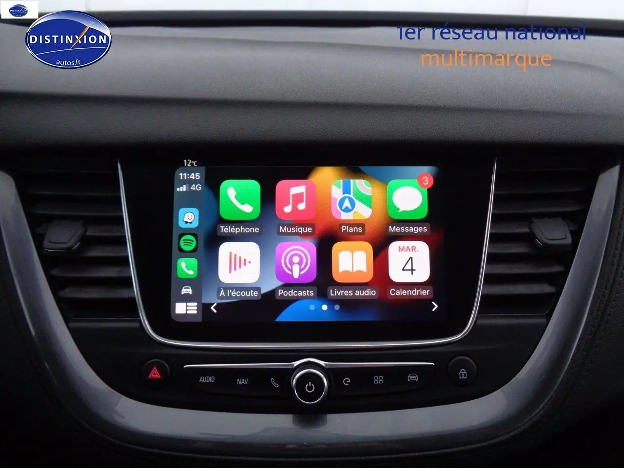 Écran tactile central avec interface Apple CarPlay dans l'habitacle de l'Opel Grandland X blanc nacré.