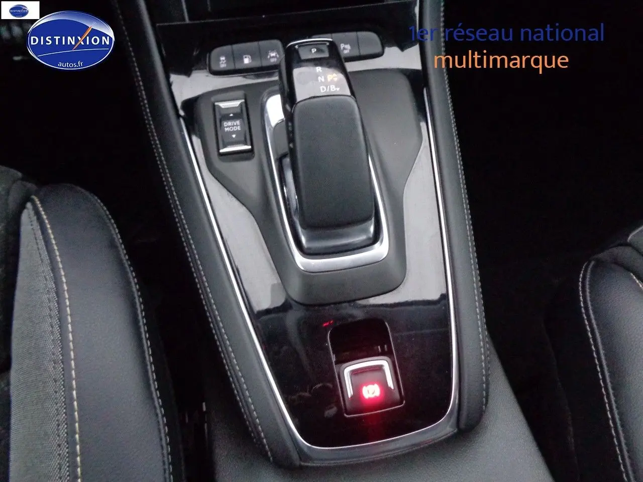 Le levier de vitesses automatique et la console centrale noire du Grandland X blanc nacré, vue rapprochée intérieure.