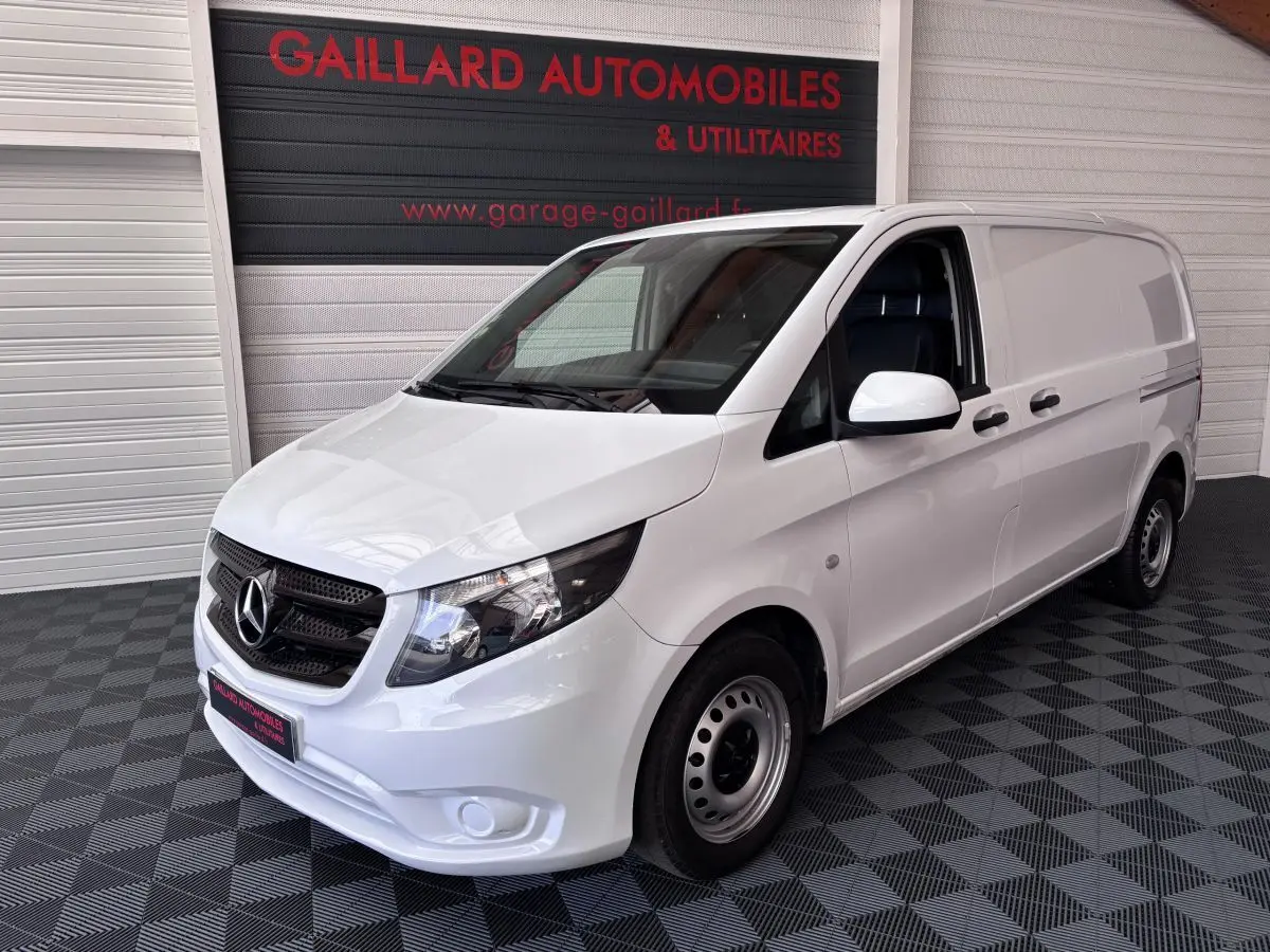 Vue 3/4 avant droit d’un utilitaire Mercedes Vito blanc 111 CDI Compact avec porte latérale et hayon fermé.