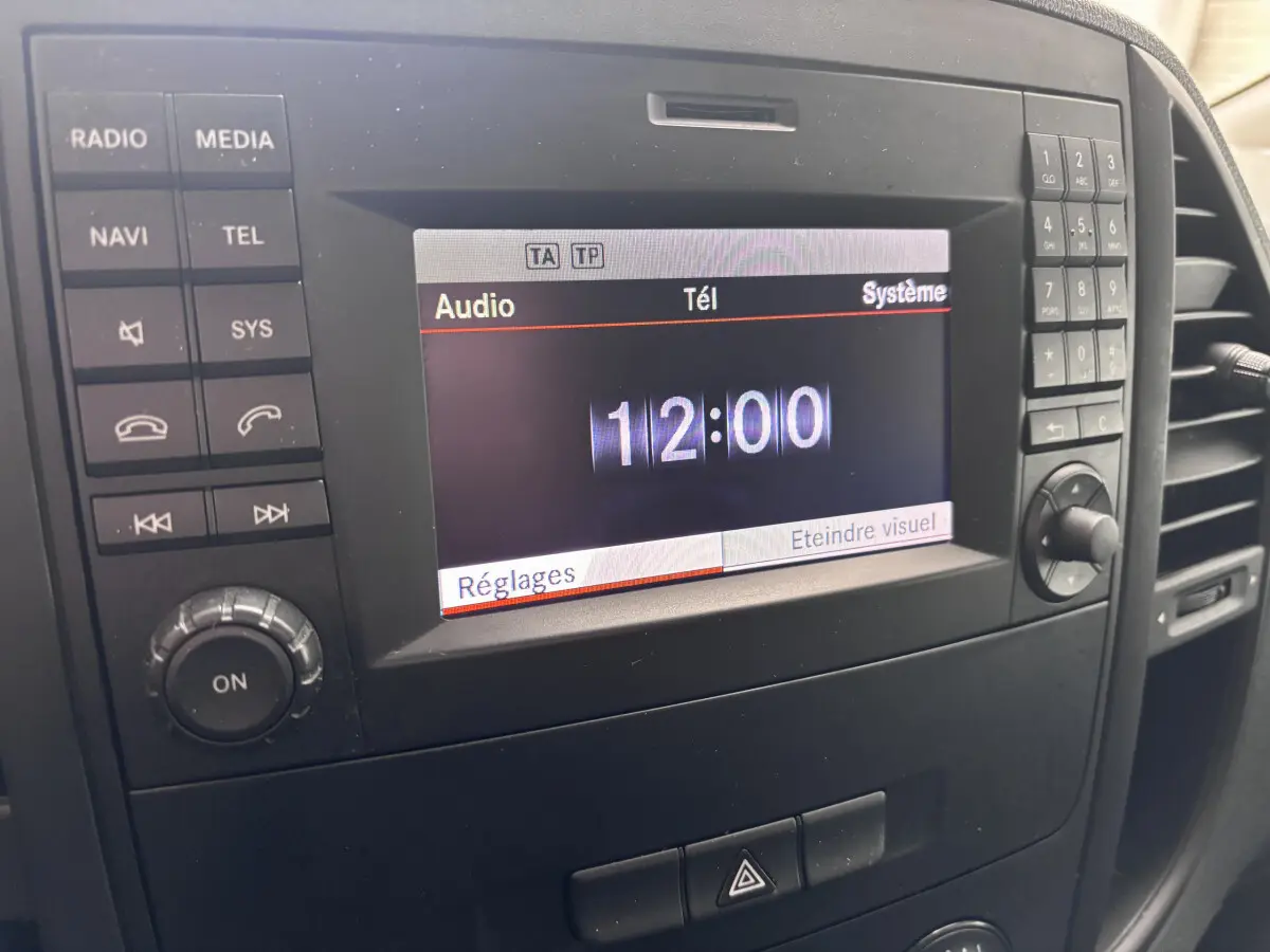 Affichage central du système multimédia du Mercedes Vito 111 CDI 2016, avec écran digital et commandes autour.