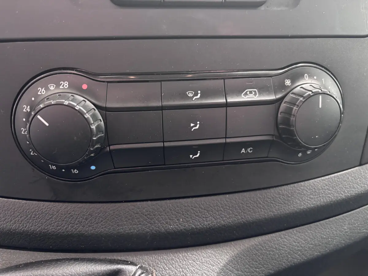 Commandes de climatisation semi-automatique du Mercedes Vito blanc 111 CDI Compact, vue rapprochée du tableau de bord.