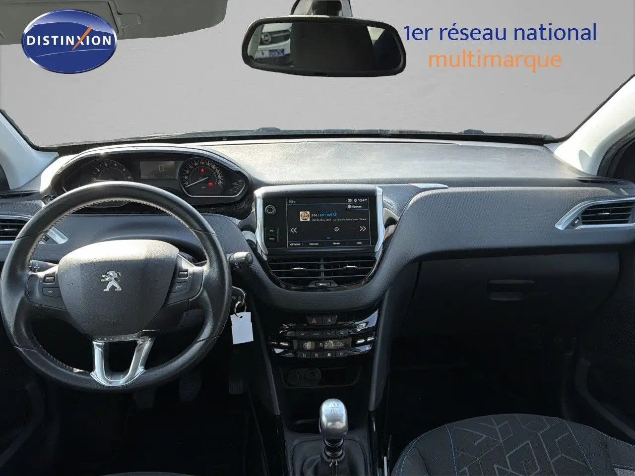 Intérieur de la Peugeot 2008 2019 en gris platinium, vue frontale sur le tableau de bord et volant multifonction.