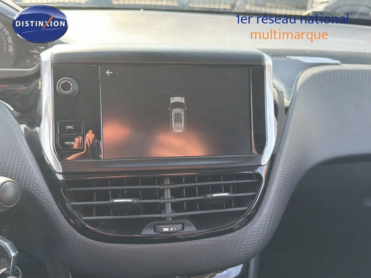 Vue rapprochée de l’écran tactile central et des aérateurs du tableau de bord d’une Peugeot 2008 gris platinium.