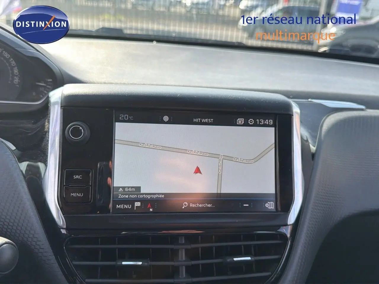 Écran tactile central du tableau de bord du Peugeot 2008 gris platinium, affichant la navigation GPS en extérieur.