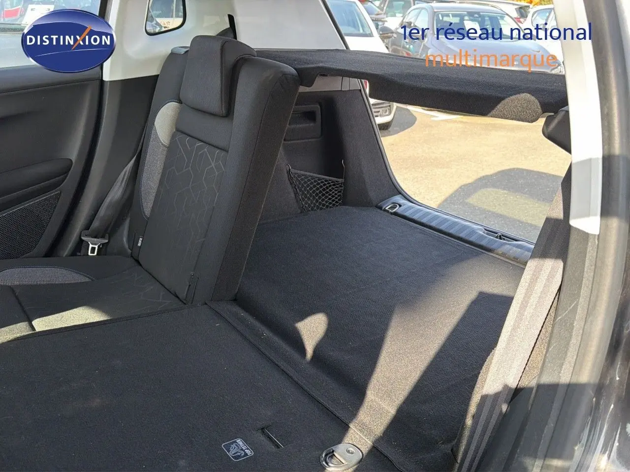 Intérieur arrière de la Peugeot 2008 gris platinium, siège rabattable côté droit pour agrandir le coffre visible au soleil.