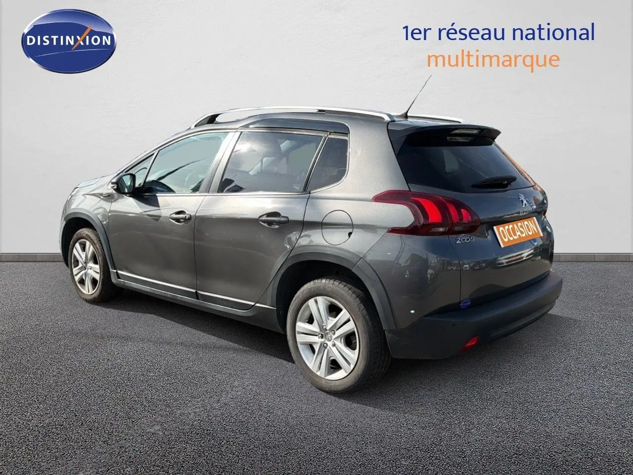 Peugeot 2008 gris platinium vue 3/4 arrière côté gauche, avec feux arrière LED et toit ouvrant.