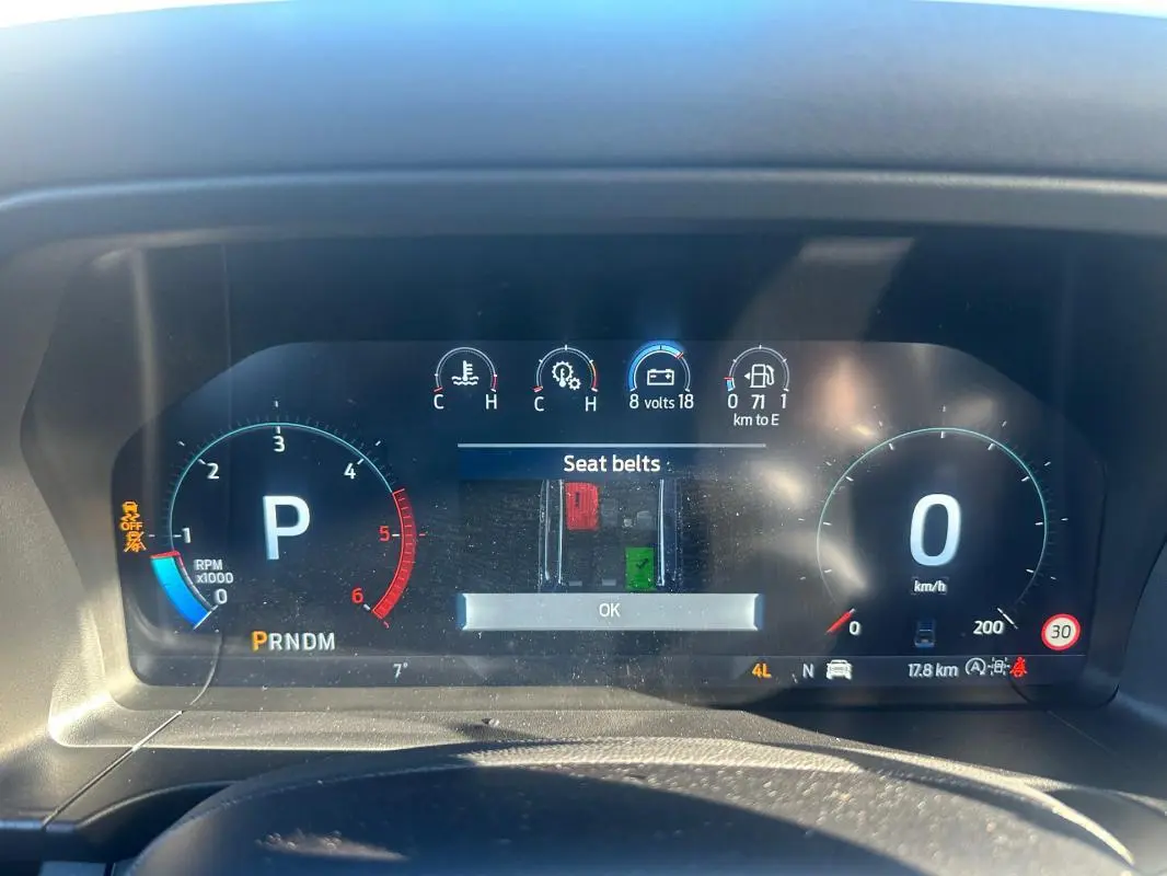 Vue du tableau de bord numérique du Ford Ranger 2025, affichant la vitesse, régime moteur et alertes de ceinture.