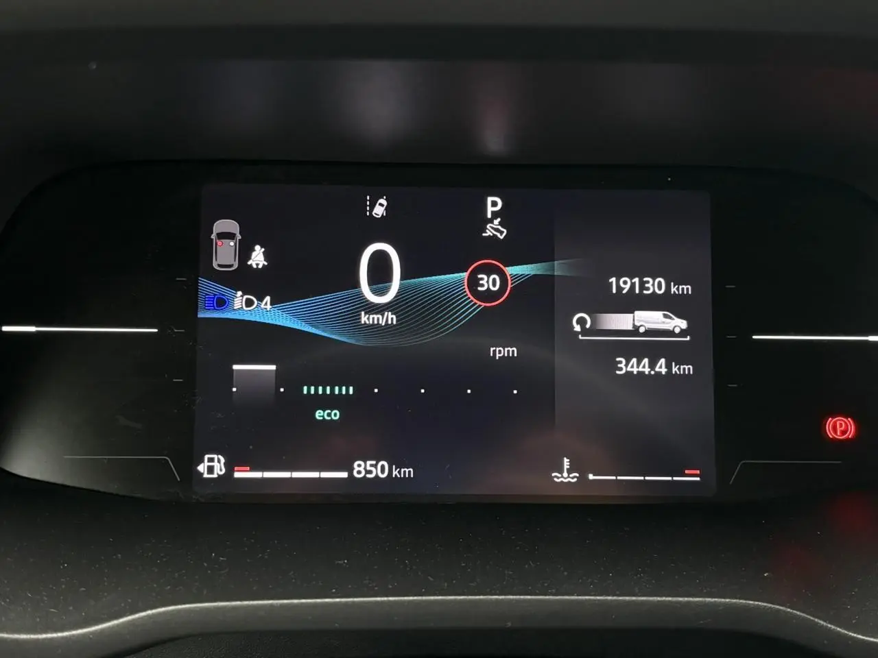 Tableau de bord numérique du Nissan Primastar 2025 affichant vitesse à 0 km/h et autonomie restante.