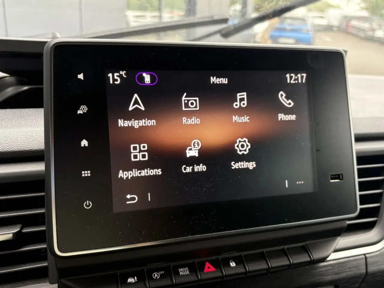 Écran tactile central du Nissan Primastar 2025 affichant le menu principal avec navigation, radio et réglages.