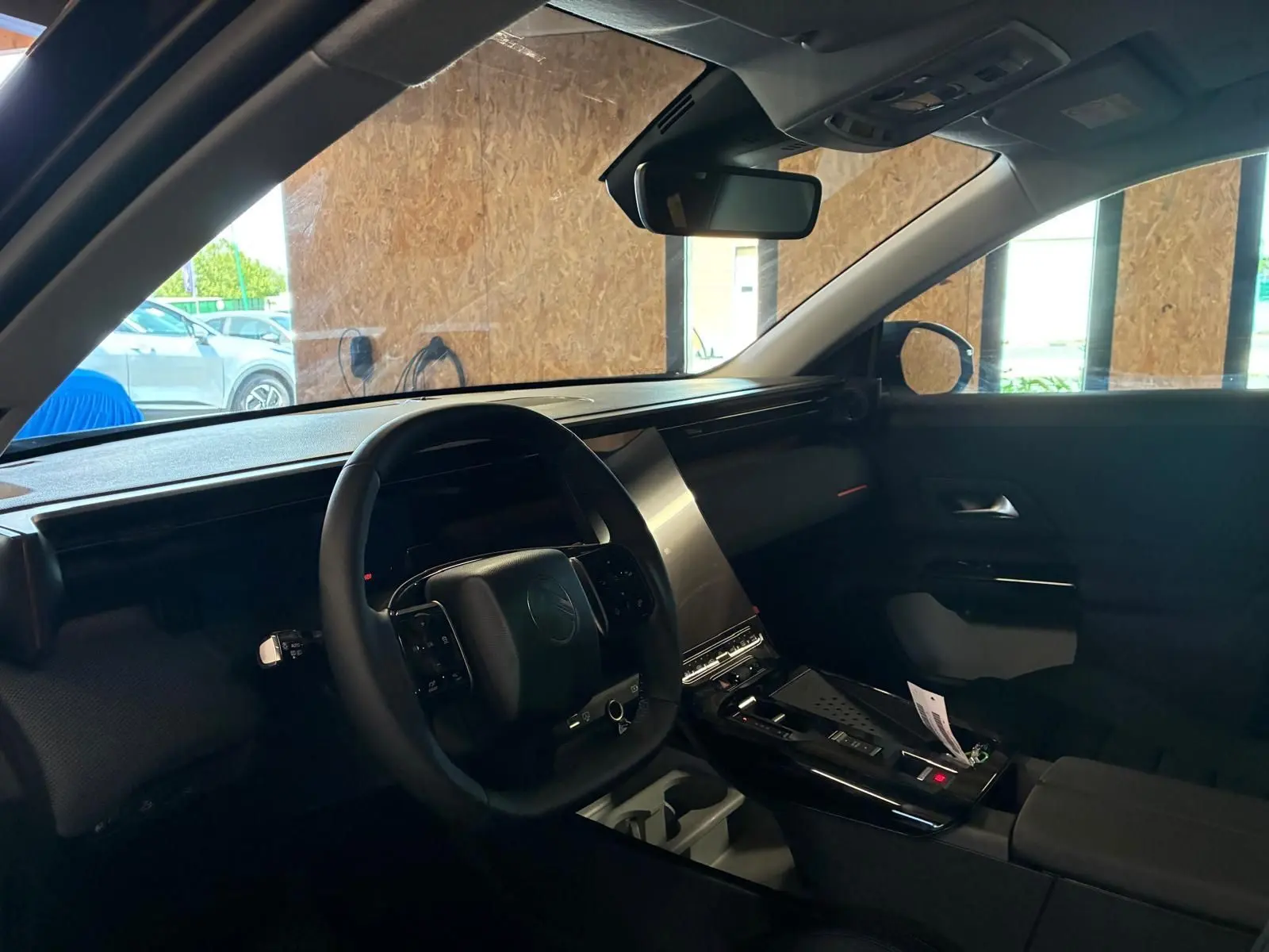 Vue intérieure côté conducteur du Citroën C5 Aircross gris 2026, mettant en valeur le tableau de bord moderne et l'écran tactile vertical.
