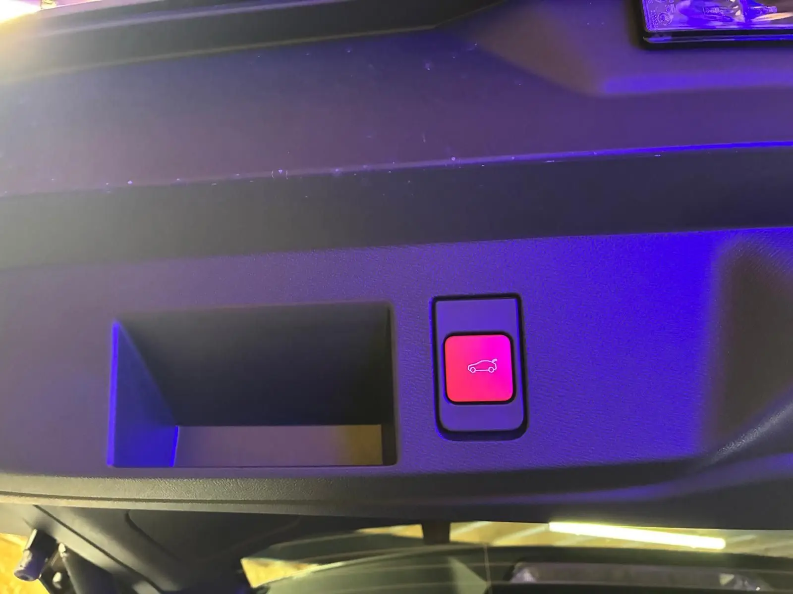 Bouton rouge d'ouverture électrique du hayon sur la garniture intérieure d'un Citroën C5 Aircross gris hybride 2026.