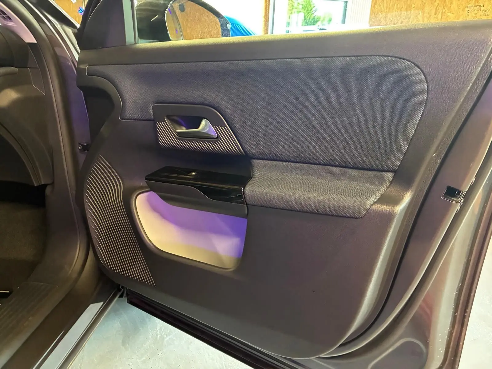Vue intérieure de la porte arrière droite grise du Citroën C5 Aircross 1.2 Hybride 2026 avec habillage noir et détails texturés.