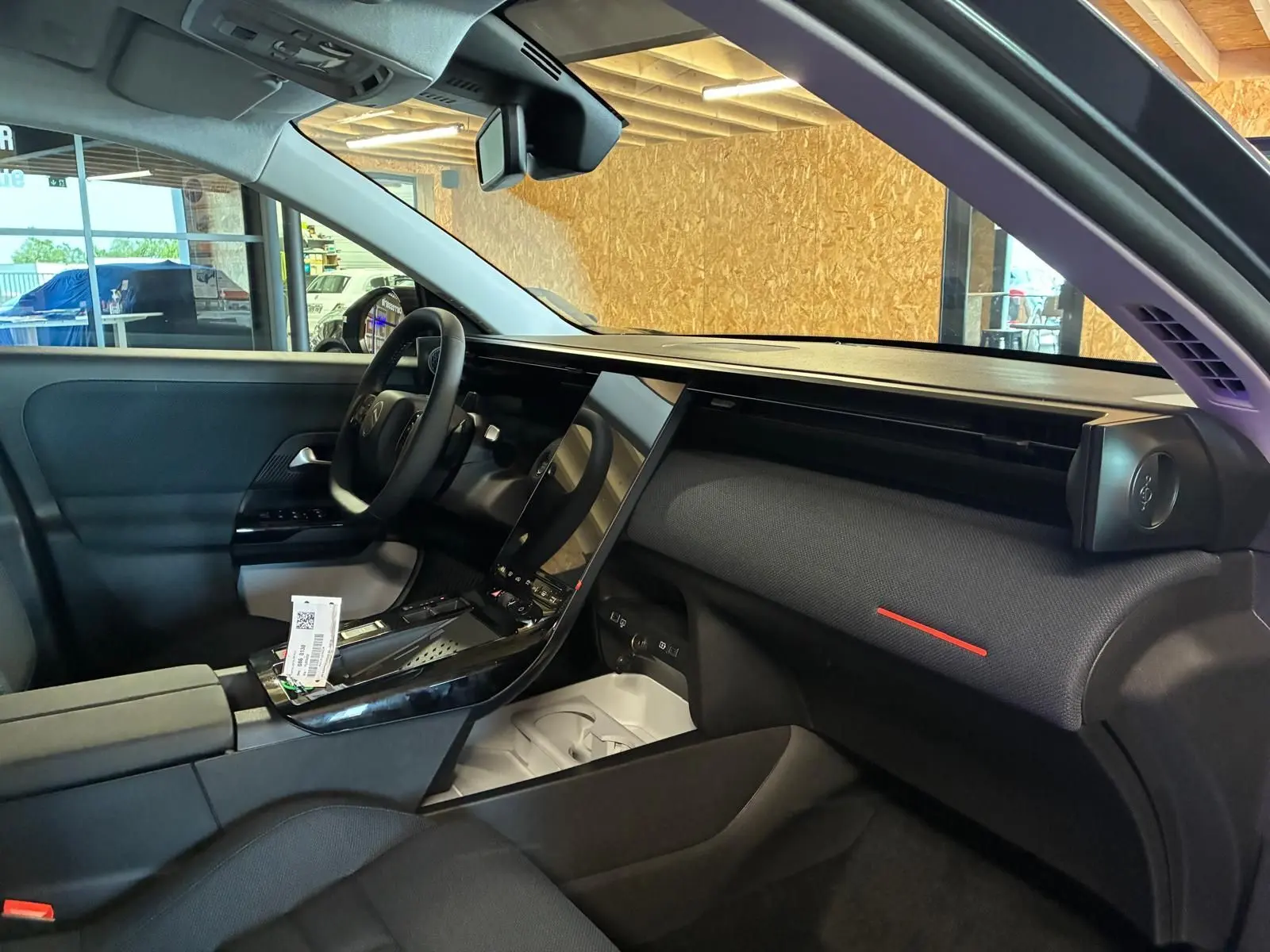 Vue intérieure côté conducteur du Citroën C5 Aircross gris 2026, avec tableau de bord moderne et finition tissu noir.
