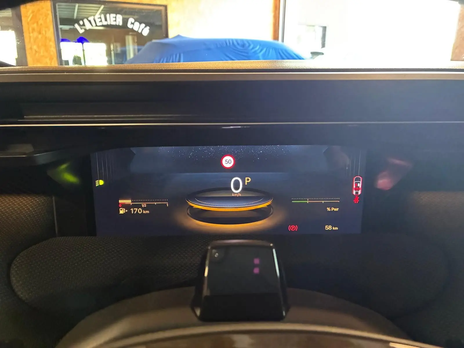 Tableau de bord numérique du Citroën C5 Aircross 1.2 Hybride 145 Plus, affichage vitesse et autonomie, vue frontale intérieure.