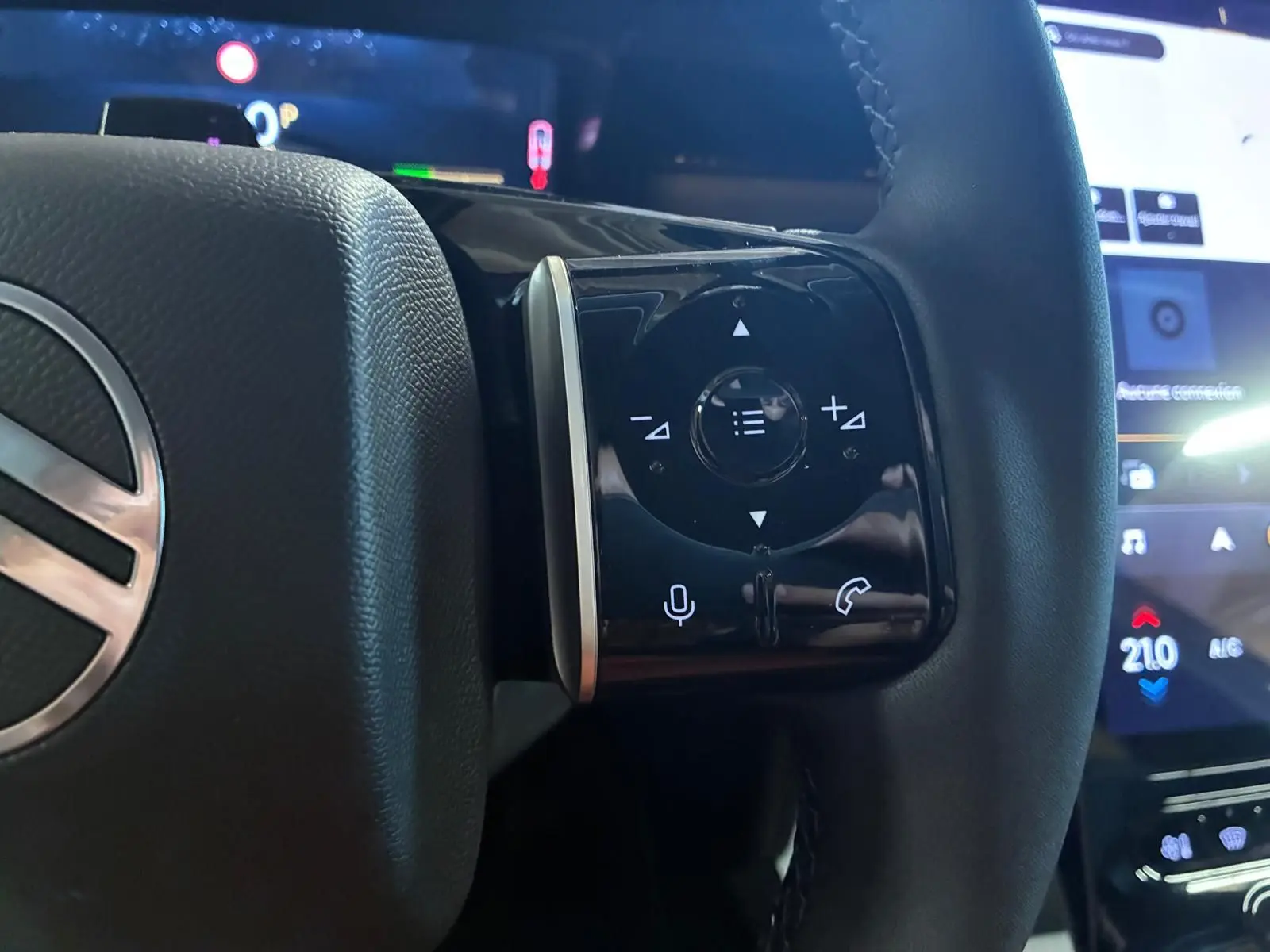 Gros plan sur les commandes tactiles noires à droite du volant d’un Citroën C5 Aircross gris hybride 2026.
