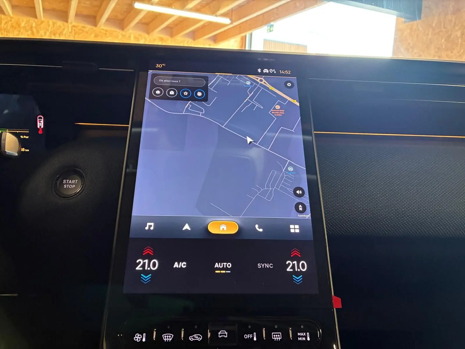 Vue rapprochée de l’écran tactile central du tableau de bord du Citroën C5 Aircross gris, affichant la navigation GPS.