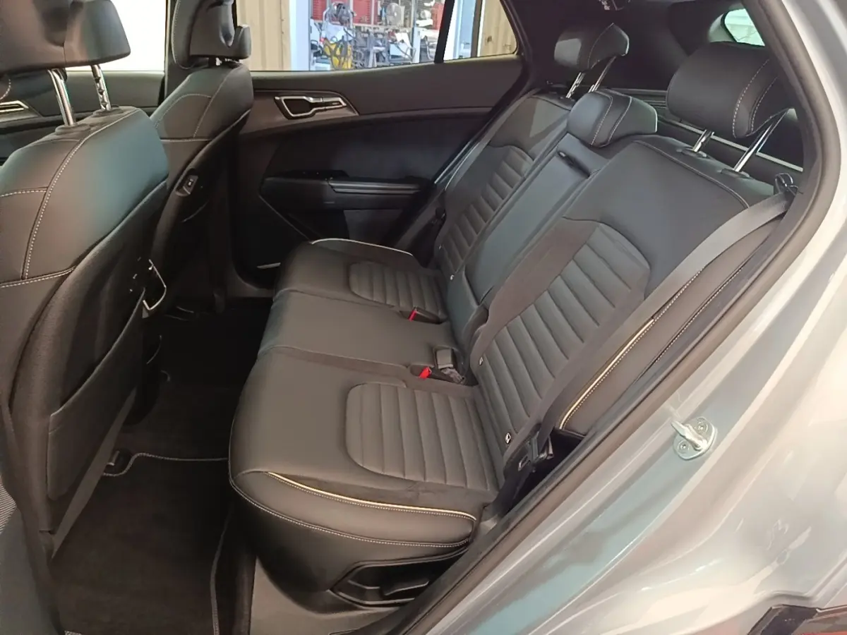 Vue intérieure côté droit montrant la banquette arrière en cuir noir du Kia Sportage hybride rechargeable 2022.