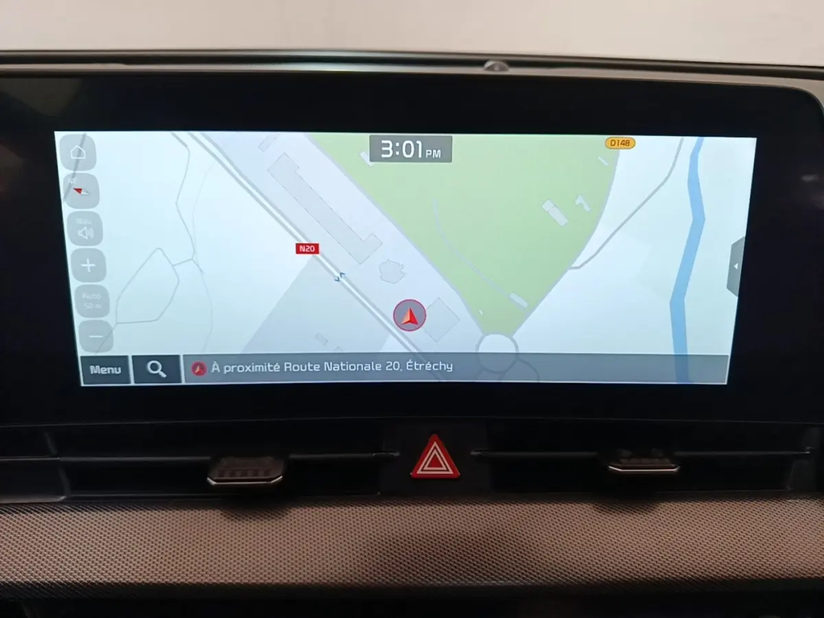 Écran tactile central du Kia Sportage gris clair 2022 affichant la navigation avec carte et indications.