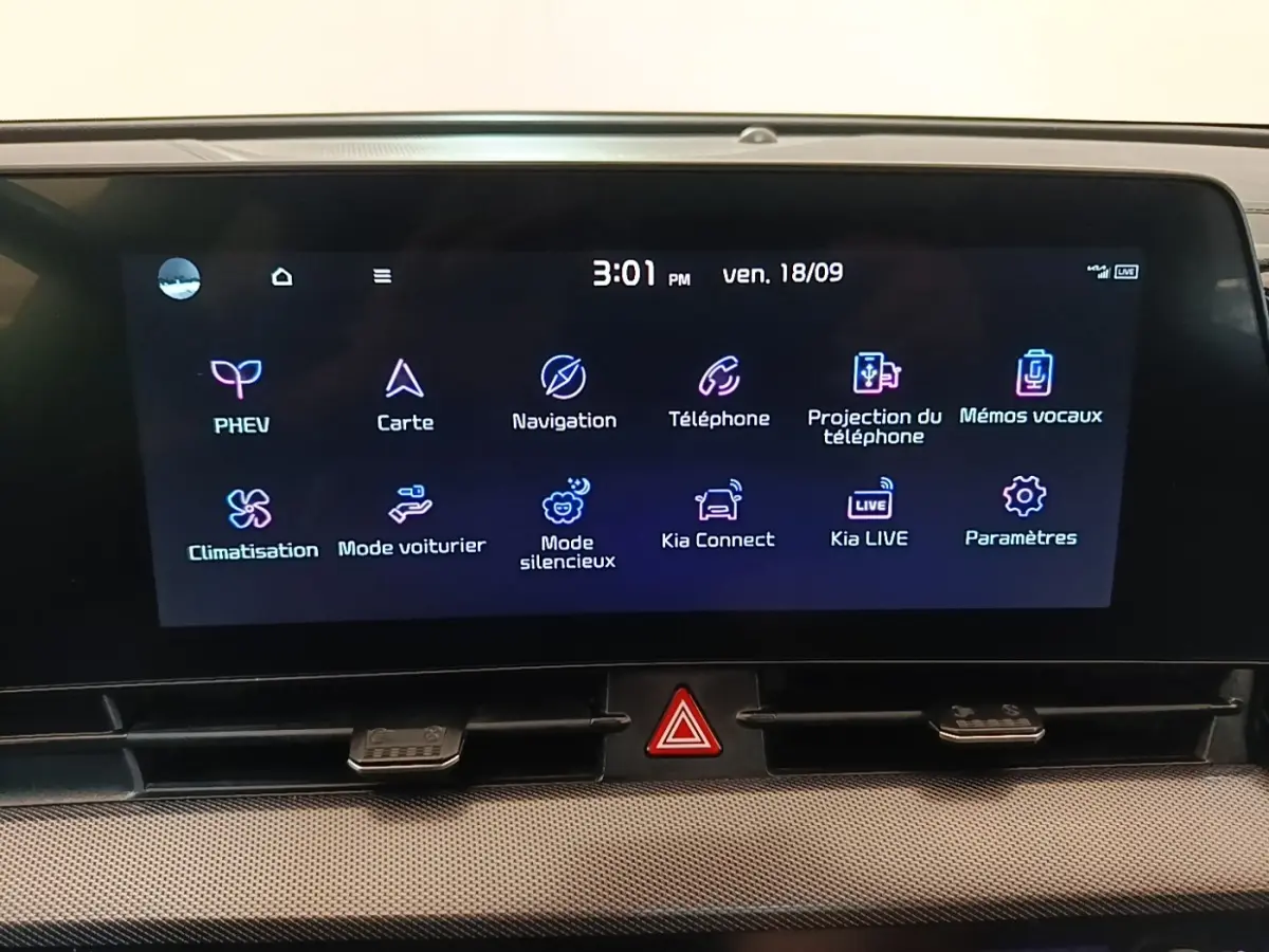 Écran tactile central du Kia Sportage gris clair 2022 affichant les options de navigation et connectivité.