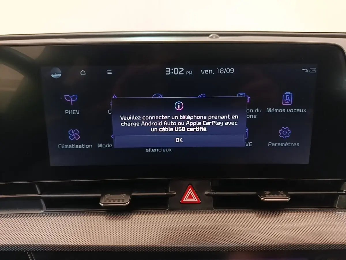Écran tactile central du tableau de bord du Kia Sportage gris clair, affichant une notification de connexion USB.